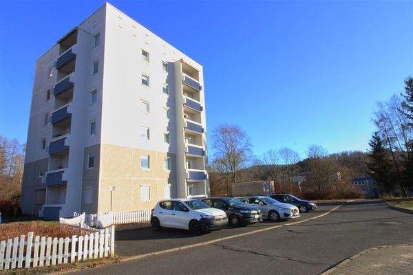 Ansicht mit Parkplatz