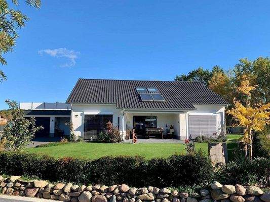 Blick auf Haus und Vorgarten