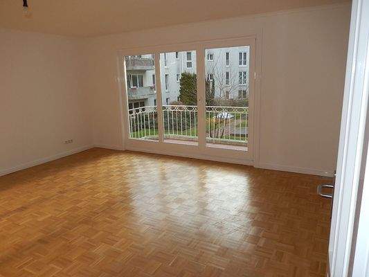 großzügiges Wohnzimmer