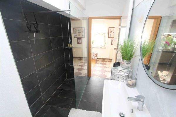 Bad mit großer Dusche