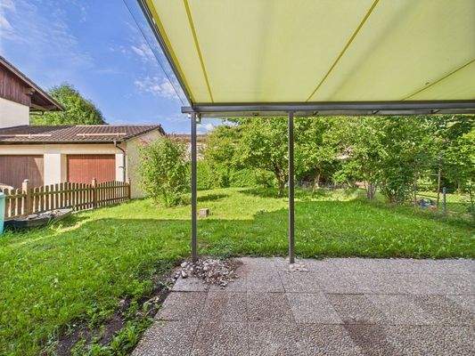Terasse mit Blick auf Garten