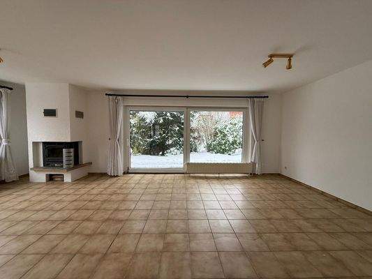 Wohnzimmer mit Ausgang zur Terrasse und Garten