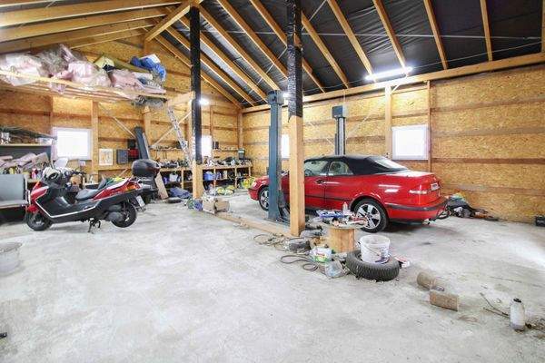 Werkstatt mit Hebebühne