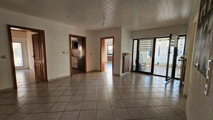 Essbereich mit Zugang zu allen Nebenräumen