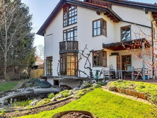 Hausansicht mit Terrasse