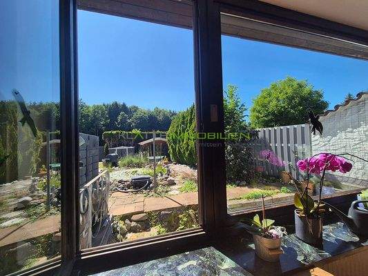 WE01 - Wohnzimmer 01 mit Blick in der Garten