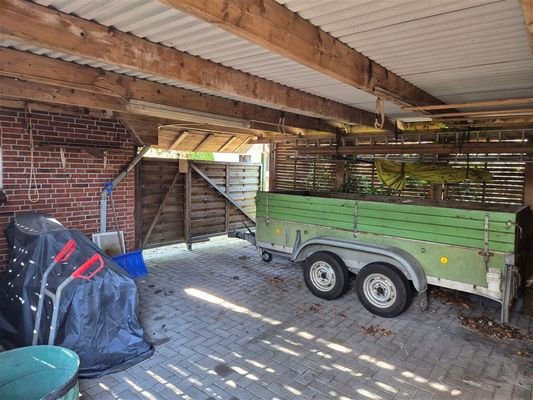 großes Carport