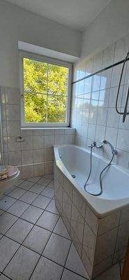 Helles Badezimmer mit Wanne