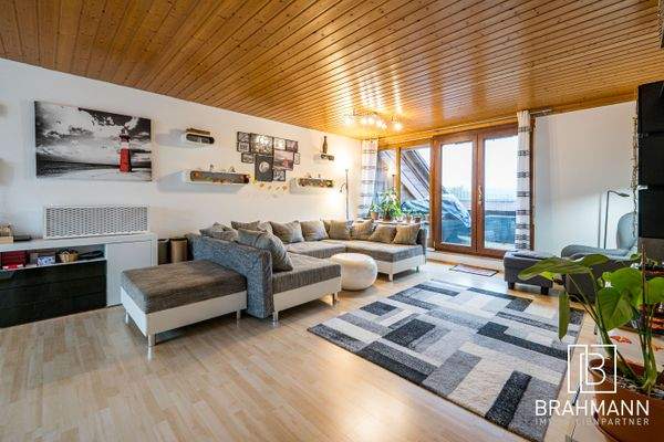 Heller Wohnbereich mit Sicht zur Loggia