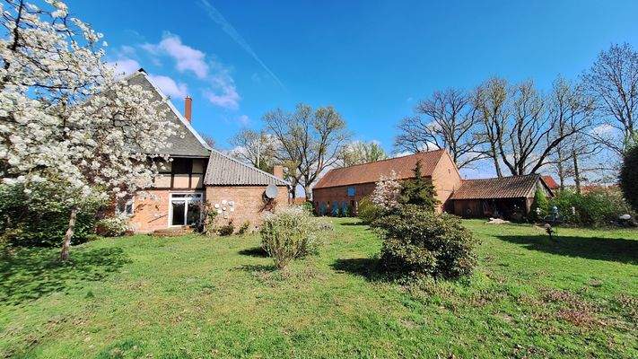 Hofansicht links Wohnhaus rechts Café 61058