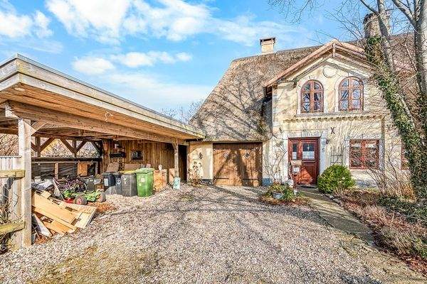 Straßenansicht mit Carport