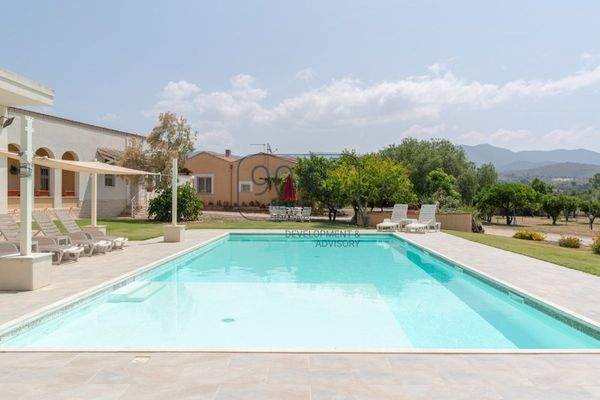 Prestige-Immobilie mit Gästehaus und weitläufigem Grundstück im Süden Sardiniens