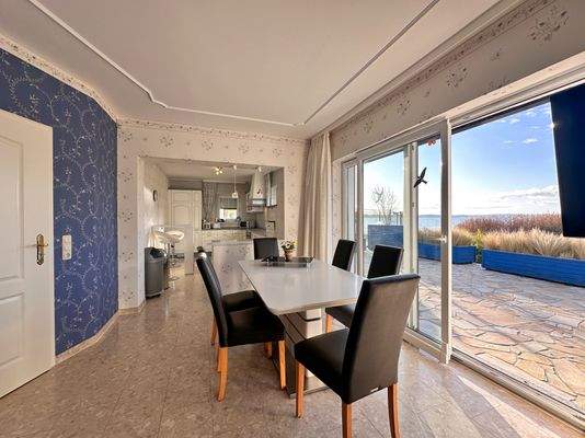 Essbereich mit Blick zur Küche