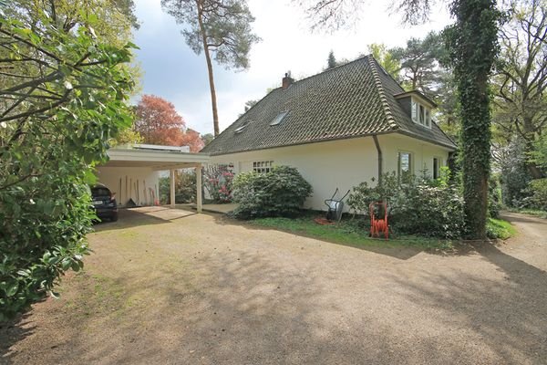 Am Hauseingang Doppelcarport mit großem Abstellraum