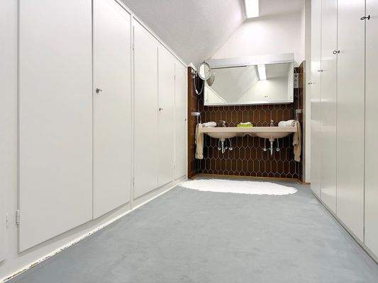 Ankleidebereich inkl. Waschplatz,