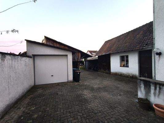 Hof mit Garage und Anbauten