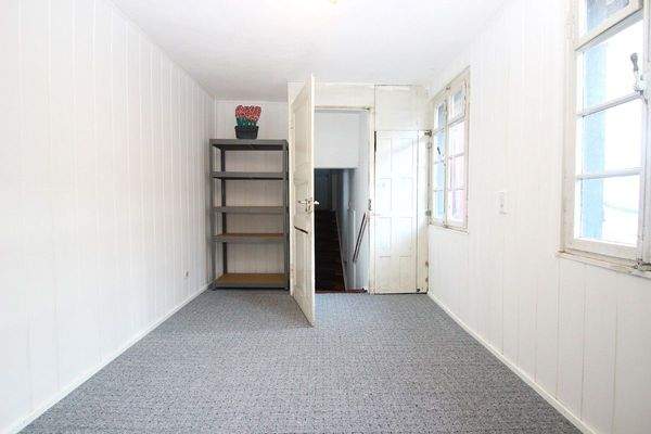 … in zwei Lagerräume …