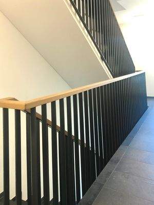 Treppenhausgeländer mit Eichenhandlauf