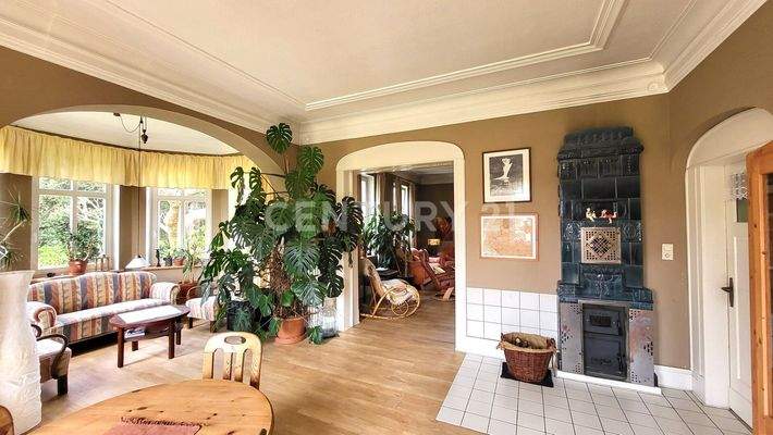 Esszimmer mit Kachelofen