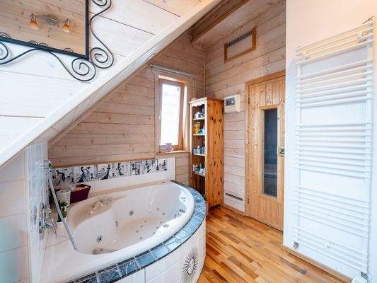 Badezimmer & Sauna DG