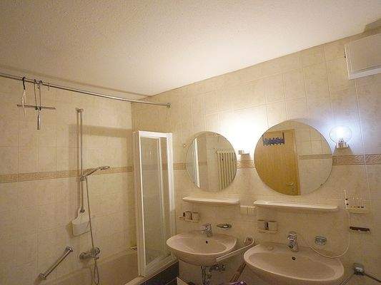 Badezimmer mit Wanne