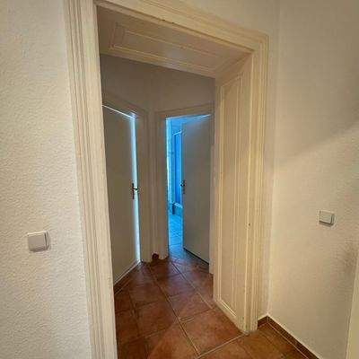 Heller Flur mit Türen