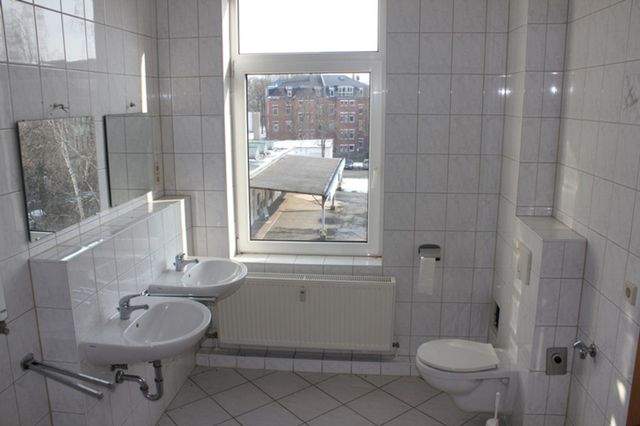 ++ großzügige 2 Zimmer-Wohnung , Balkon, Eckbadewanne EBK ++ - Foto 3
