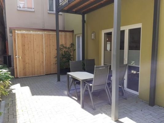 Terrasse mit Abstellhütte