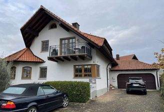 Hauseingang und Garage