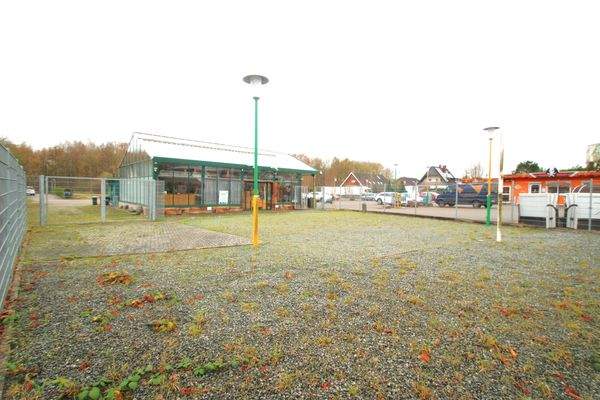 Das Gewerbegrundstück von der Lübecker Landstraße aus gesehen