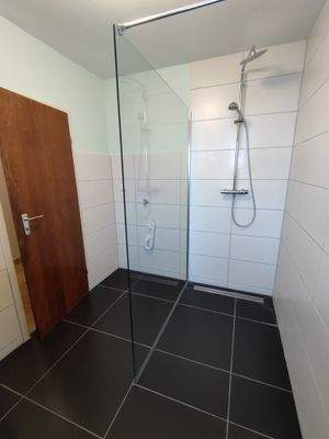 große, ebenerdige Dusche