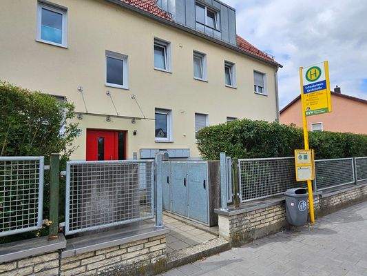 Bushaltestelle direkt vor der Türe!