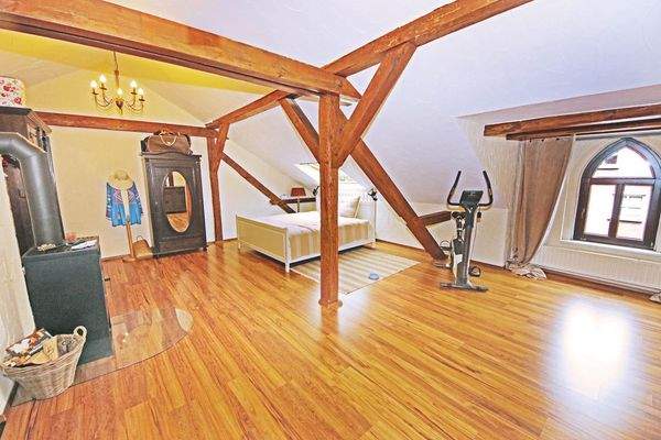 gr. ausgebautes Zimmer im DG