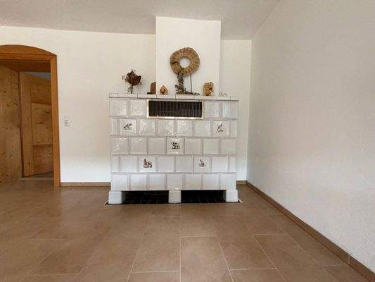 Rückseite Grundofen im Wohnzimmer