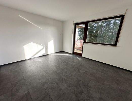 Lichtdurchflutetes Zimmer mit Balkon und Waldblick - Moderne Wohnqualität auf höchstem Niveau!