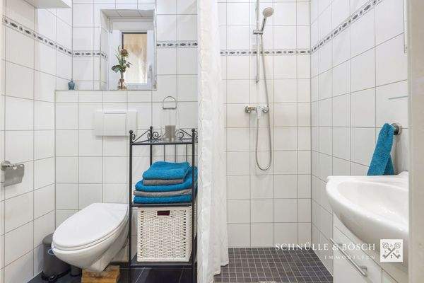 Das Badezimmer im Erdgeschoss mit Dusche