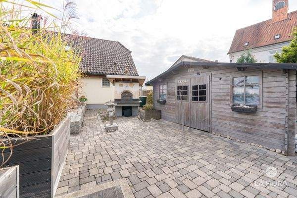 Garten mit Steinofen und Hütte