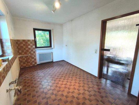 Küche mit Zugang zum Esszimmer