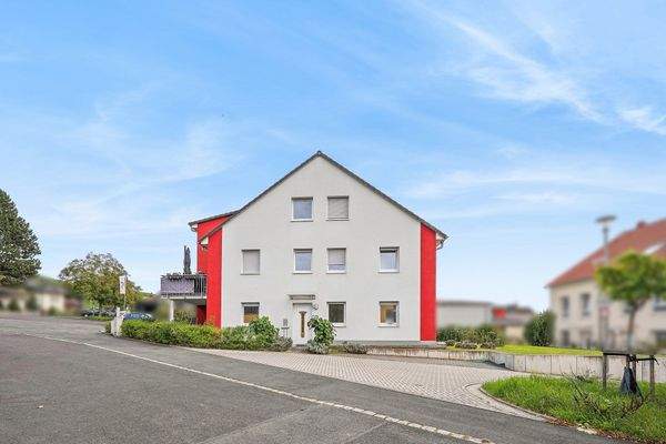 Hausansicht mit Stellplatz