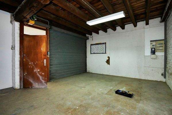 Rolltor mit Zugang zur Lagerhalle