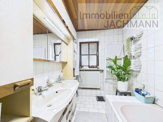 Bad mit Badewanne & Dusche EG.