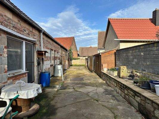 Hof und Grundstückszufahrt