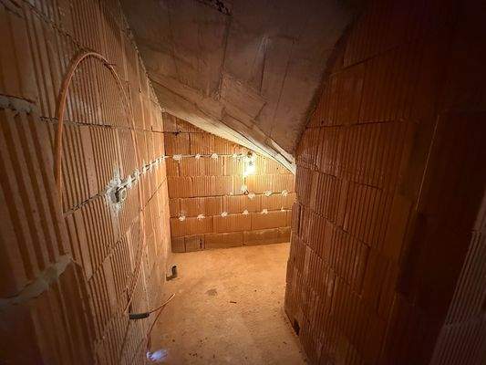 Praktische Nische unter der Treppe im UG