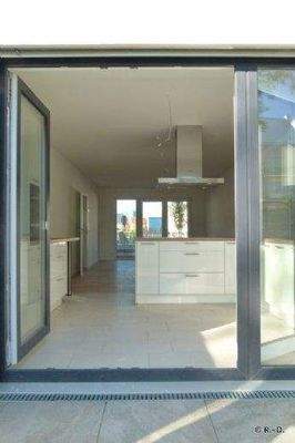 Blick vom Balkon zum Wohnraum und zur Küche