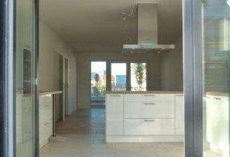 Blick vom Balkon zum Wohnraum und zur Küche