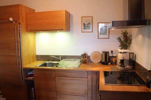 Moderne, kompakte Küche mit warmen Holzelementen