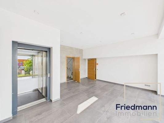 Treppenhaus OG mit Aufzug und Zugängen (2)