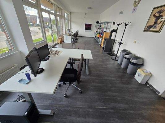 Fensterfront mit Eingang