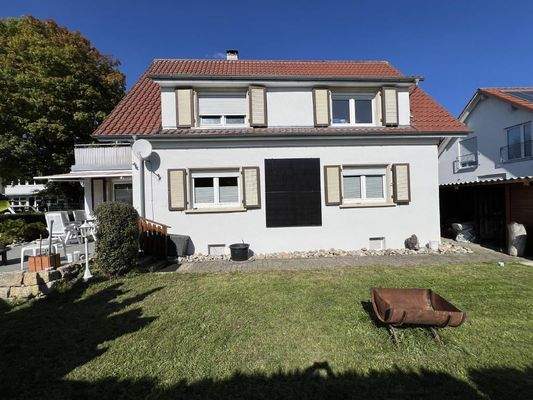 Hausansicht - Fenster mit hübschen Klappläden