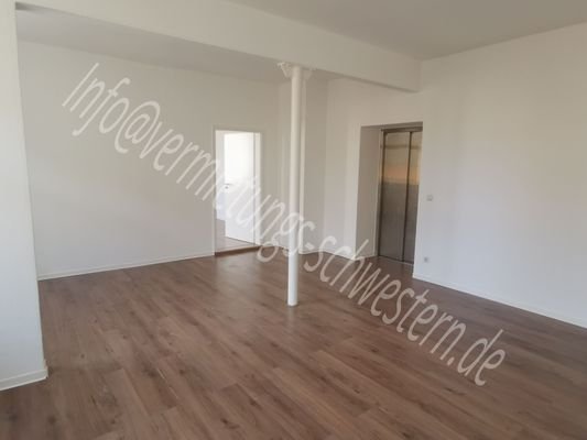 Wohnzimmer (Fahrstuhl nicht mehr in Betrieb)